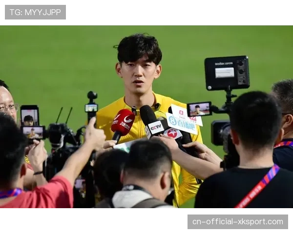 “京沪德比”焦点瞬间：颜骏凌神勇扑出张玉宁近距离头球，力保球门不失。